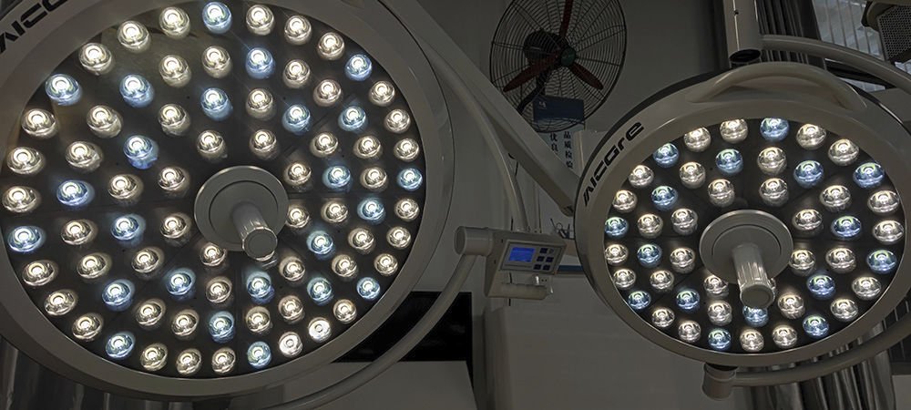 Ceiling-mounted surgical light E700/500 Power alternate view image 2