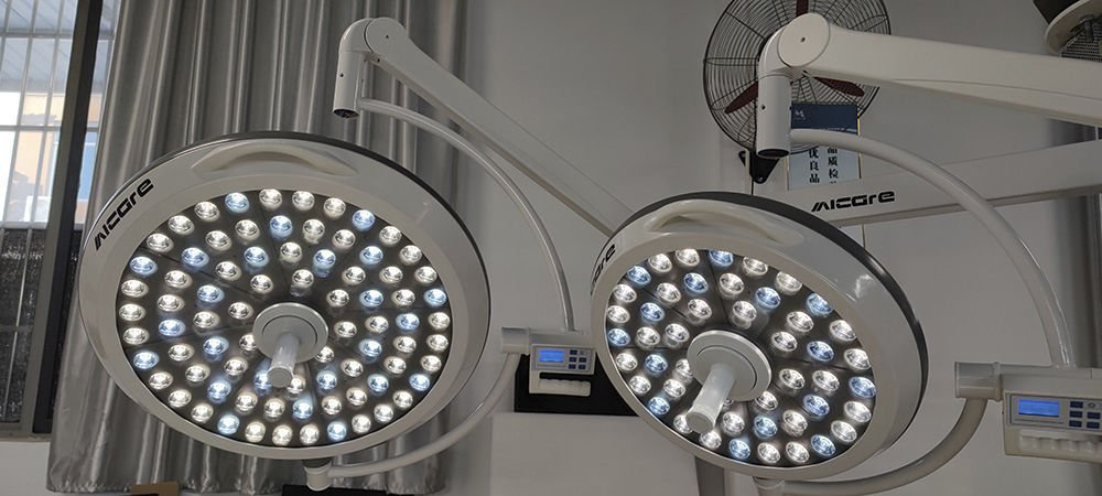 Ceiling-mounted surgical light E700/700 Power alternate view image 2