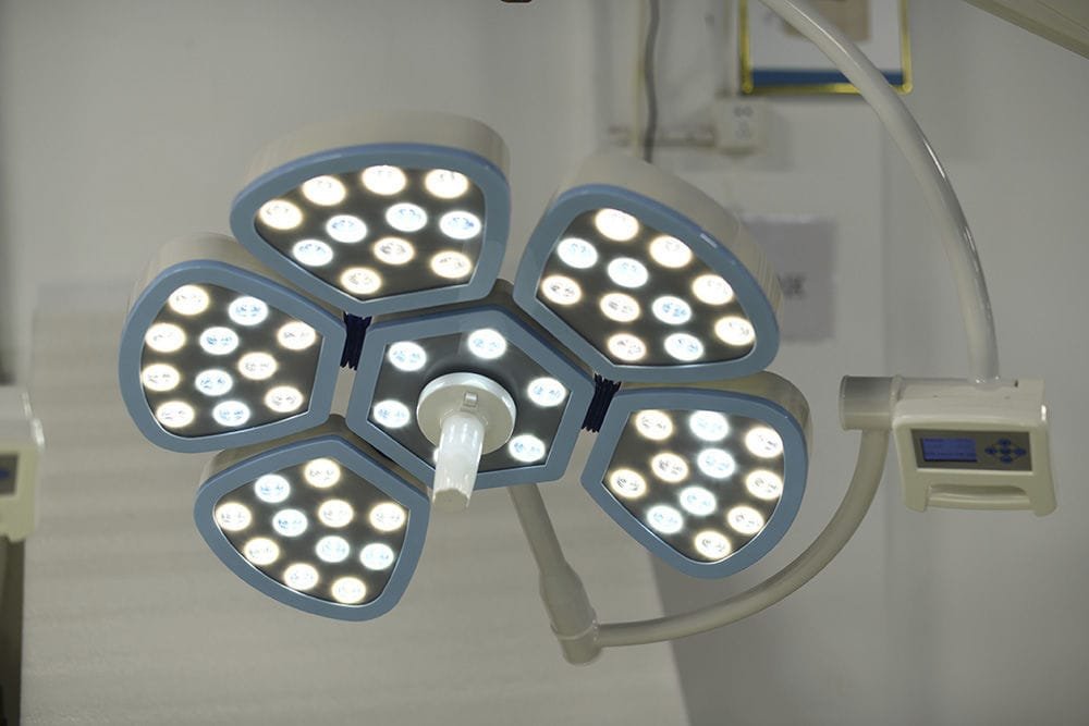 Ceiling-mounted surgical light Flower-LED E700 alternate view image 2
