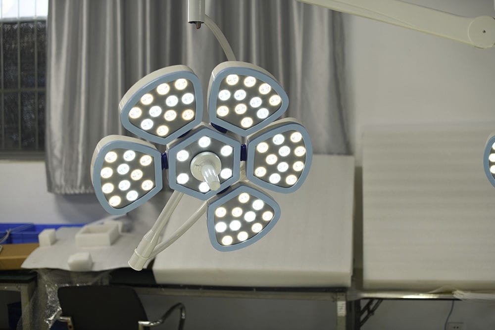 Ceiling-mounted surgical light Flower-LED E700 image 3