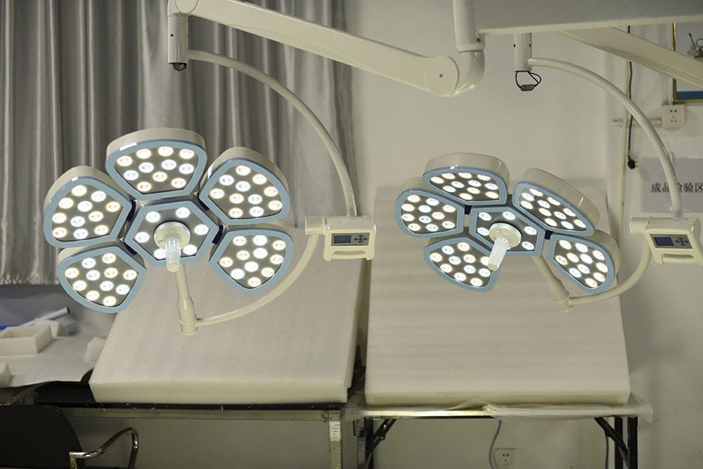 Ceiling-mounted surgical light Flower-LED E700 image 4
