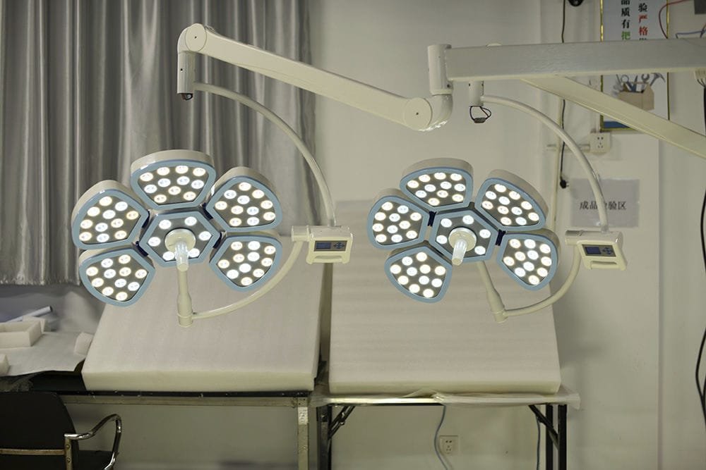 Ceiling-mounted surgical light Flower-LED E700 image 5