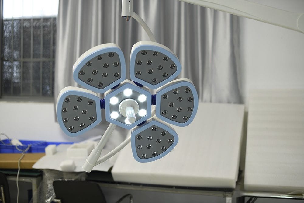 Ceiling-mounted surgical light Flower-LED E700 image 6