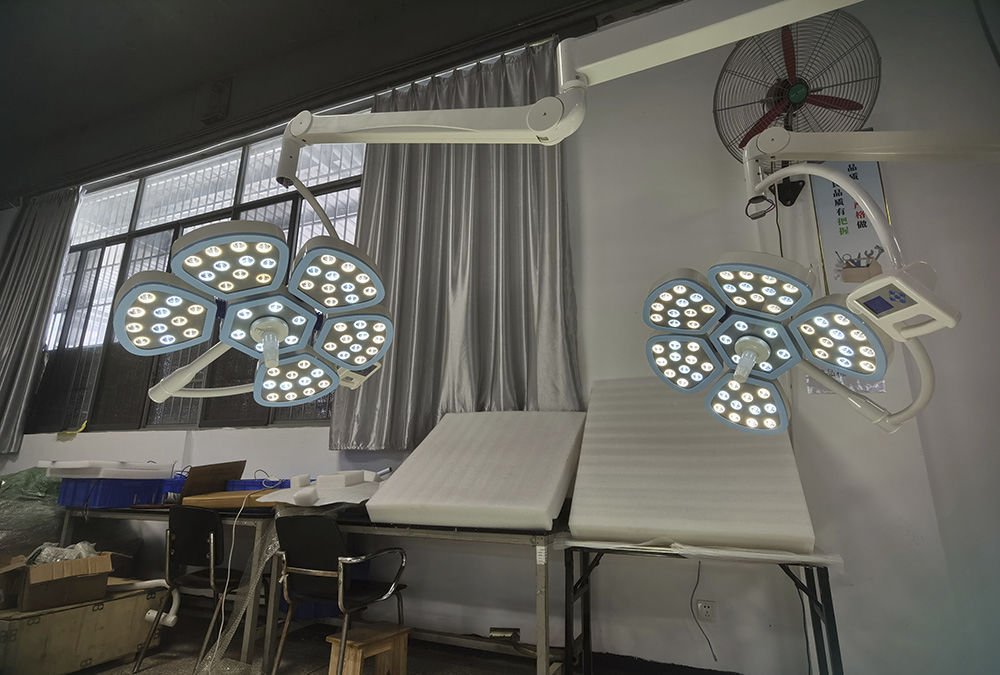 Ceiling-mounted surgical light Flower-LED E700 image 7