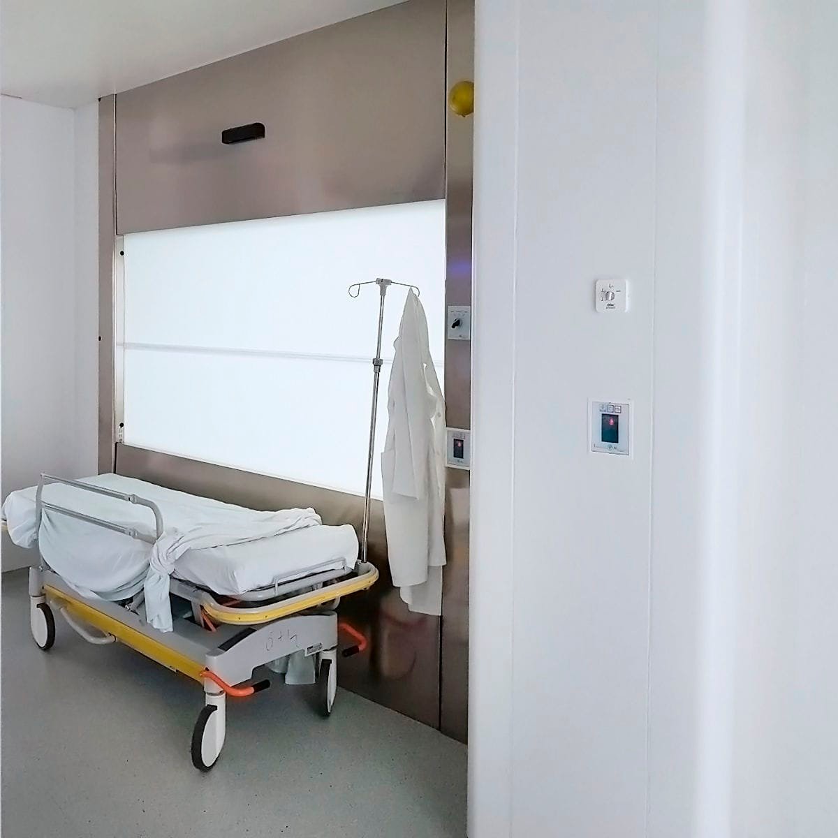 Cleanroom transfer hatch
