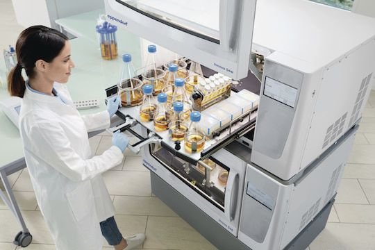 Compact laboratory incubator Innova® S44i alternate view image 2