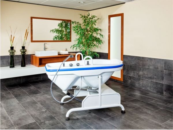 Electric medical bathtub INVITA alternate view image 2