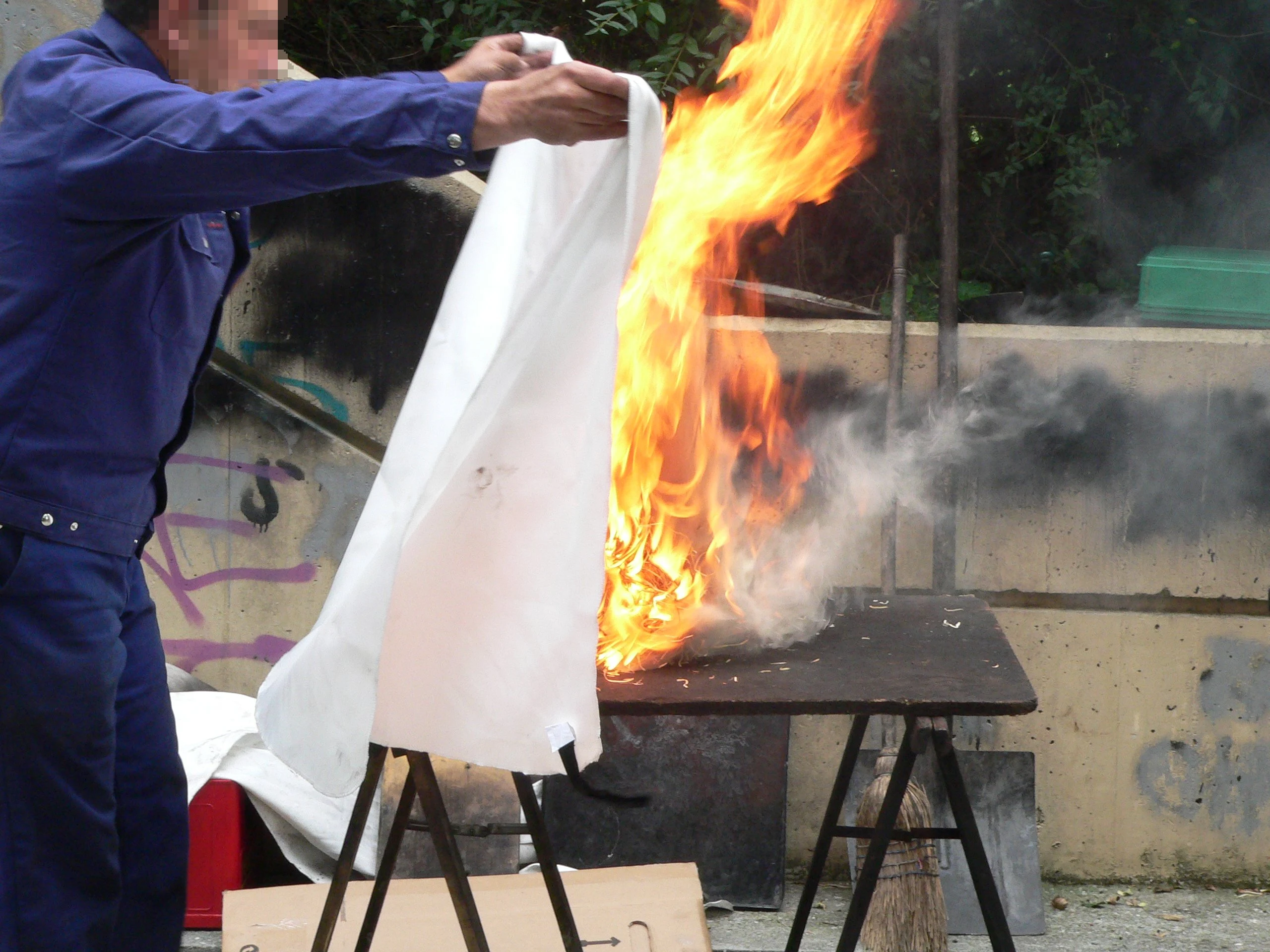 Fire Blanket 1mx1m alternate view image 2