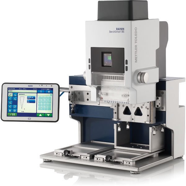 Laboratory pipetting robot BenchSmart™